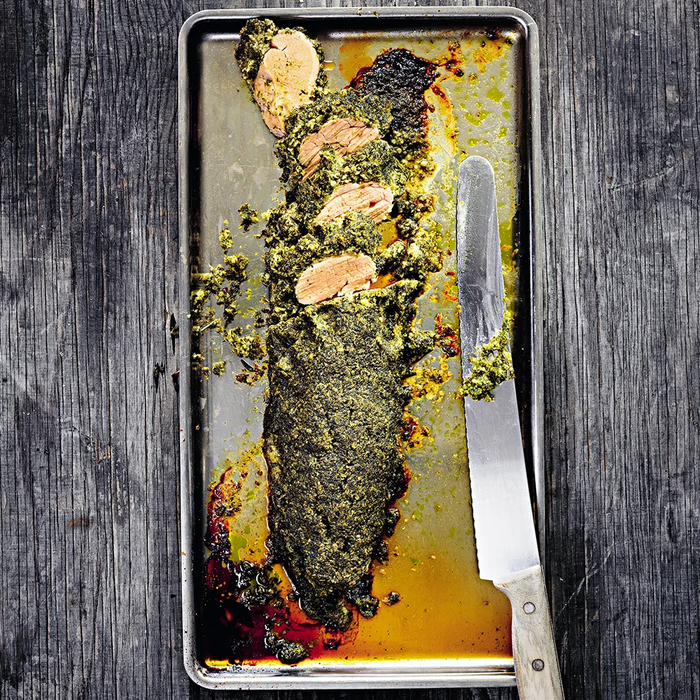 Fläskfilé med örttäcke och tomatsallad