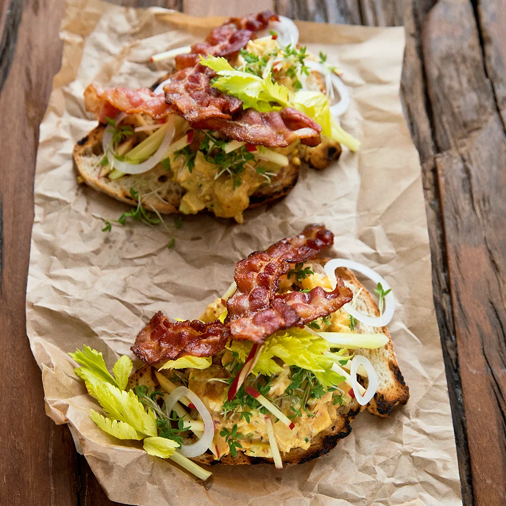Grillat surdegsbröd med kyckling, bacon, äpple och selleri