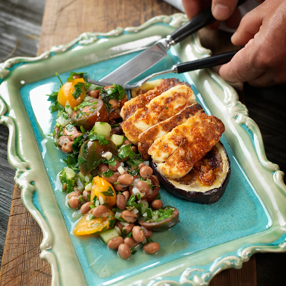 Varm sallad med aubergine, favabönor, tomat och halloumi
