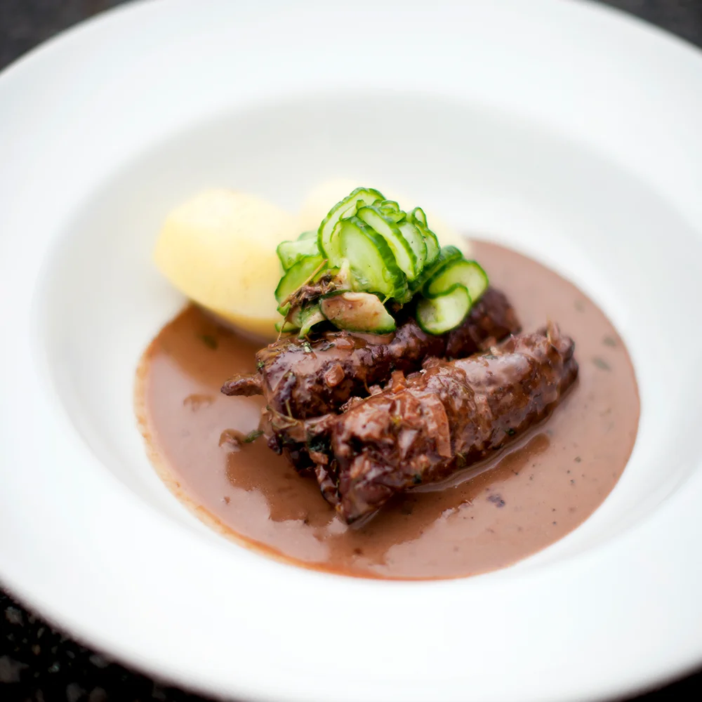 Oxrullader med gräddsås och pressgurka
