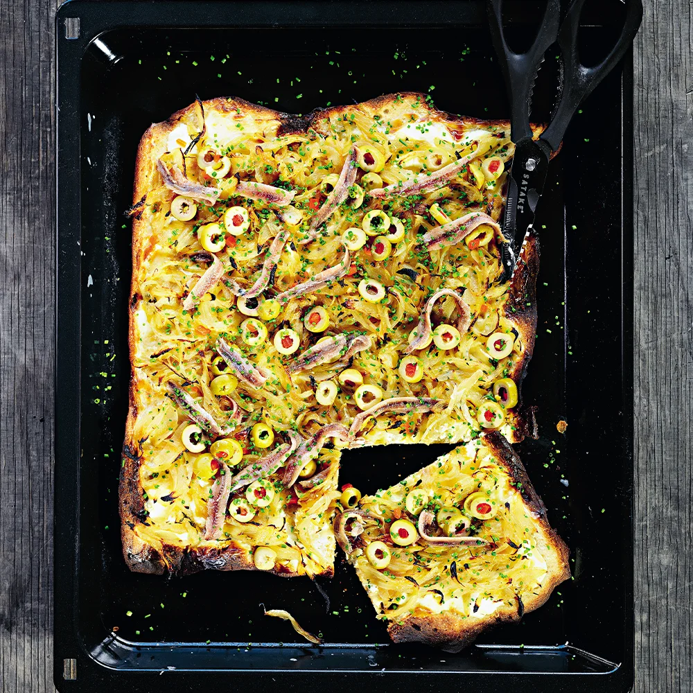 Tarte flambée med sardeller och oliver