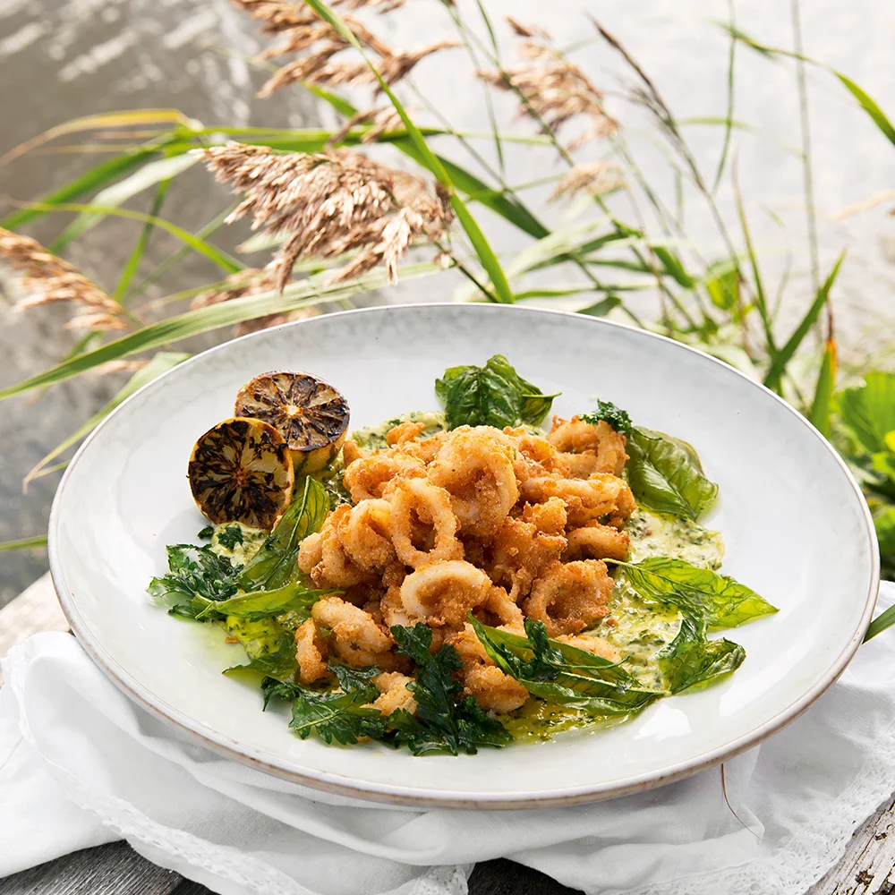 Calamares med friterad basilika och lime- och örtdipp