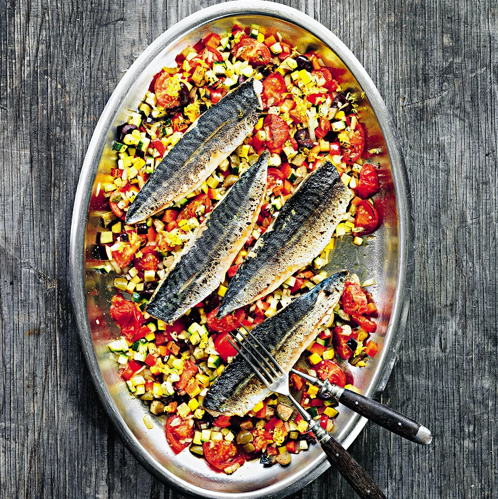 Makrillfilé på grönsaker med citron och kapris