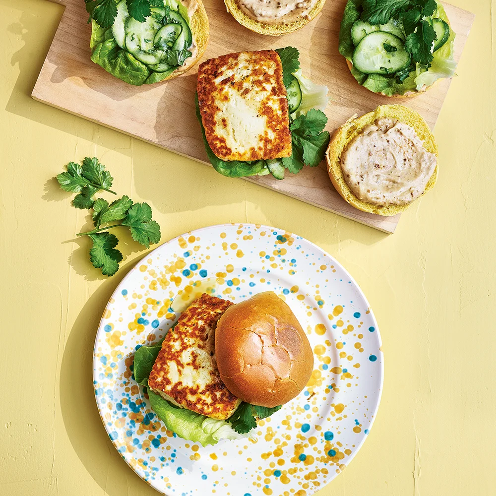 Halloumiburgare med chipotlemajonnäs och inlagd gurka