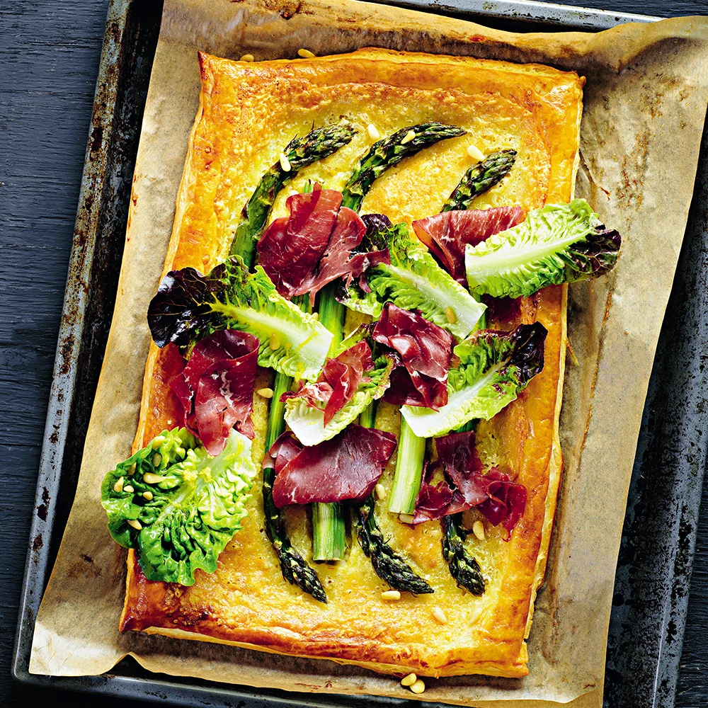 Smördegstarte med sparris och bresaola
