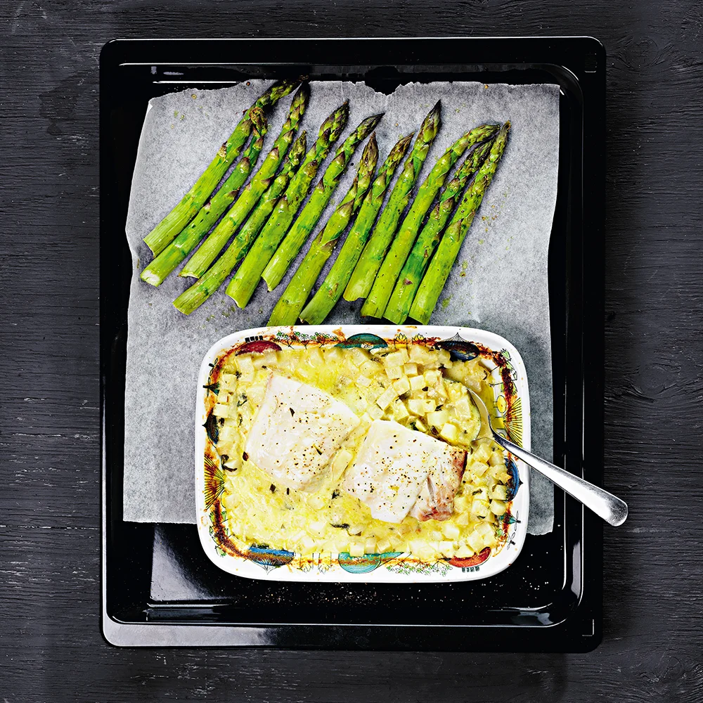 Torskrygg med rotsellerigratäng och sparris