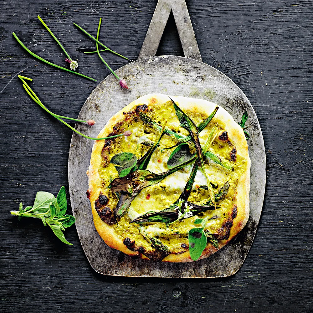 Pizza bianco med pesto, ramslök och sparris
