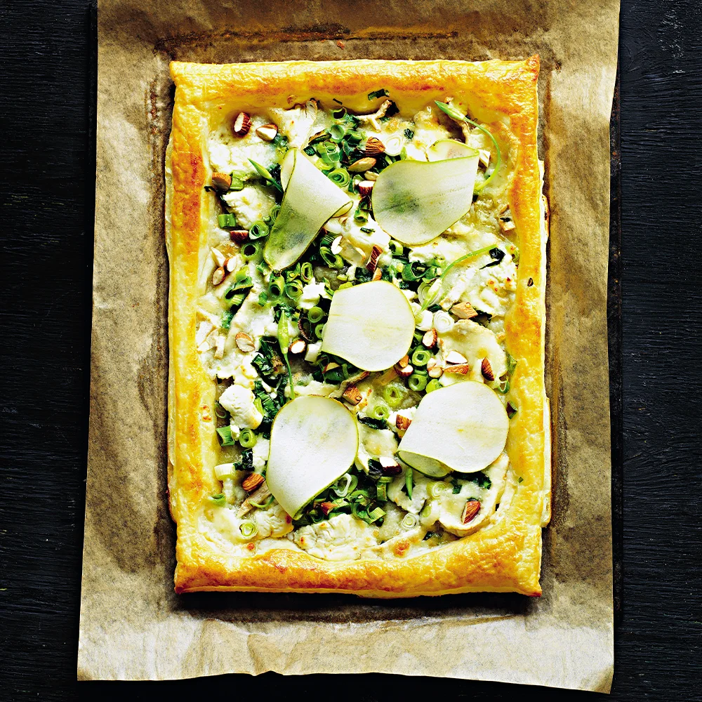 Smördegstarte med päron, chèvre och mandel