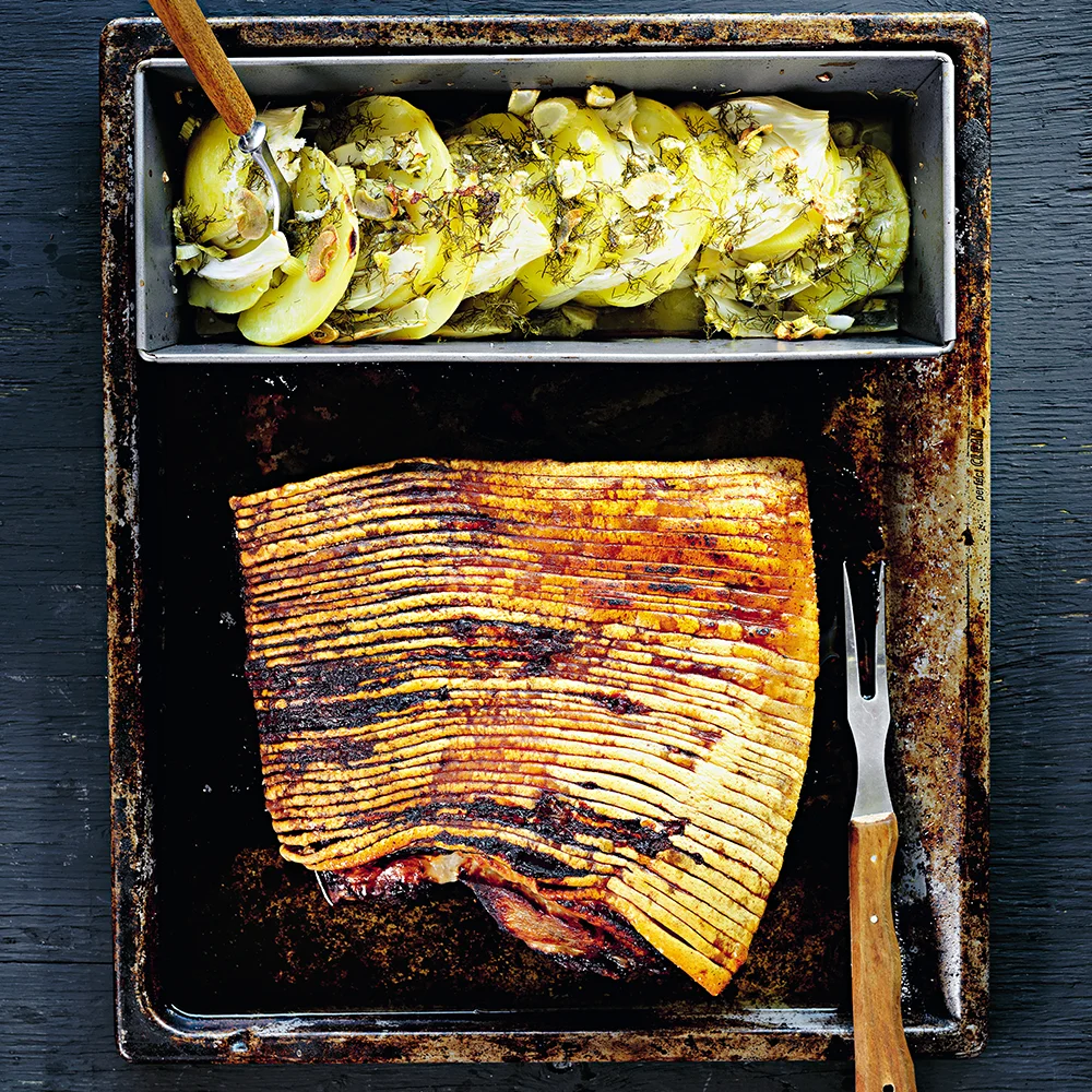 Sidfläsk med potatis- och fänkålslåda